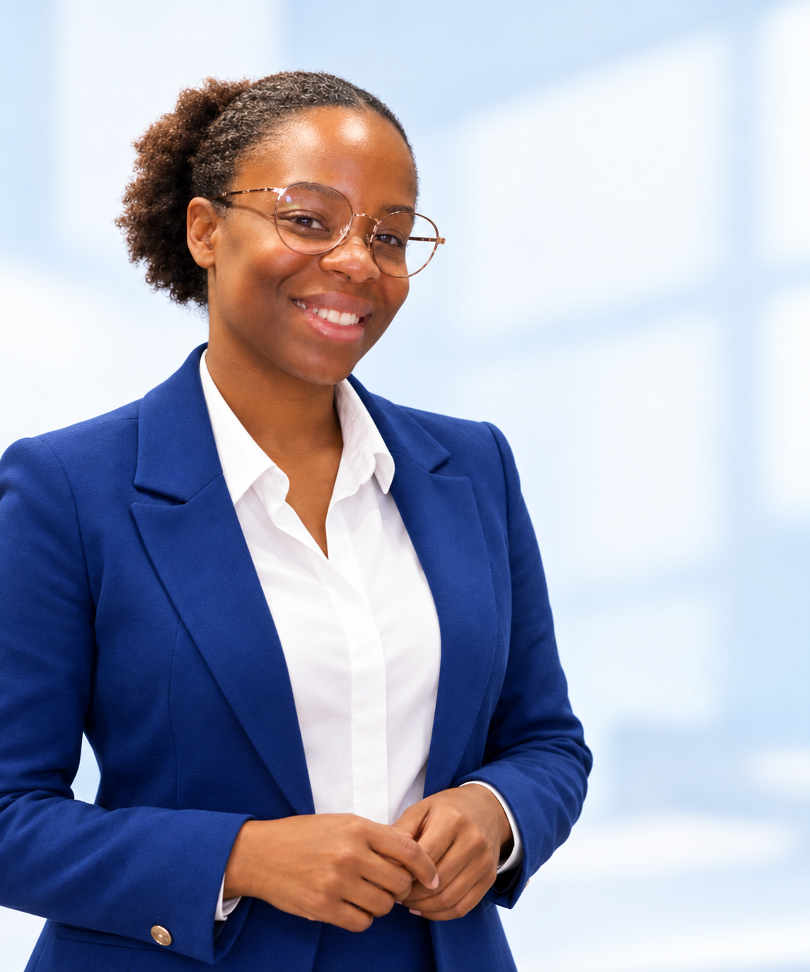 Professionnelle souriante en veste bleue